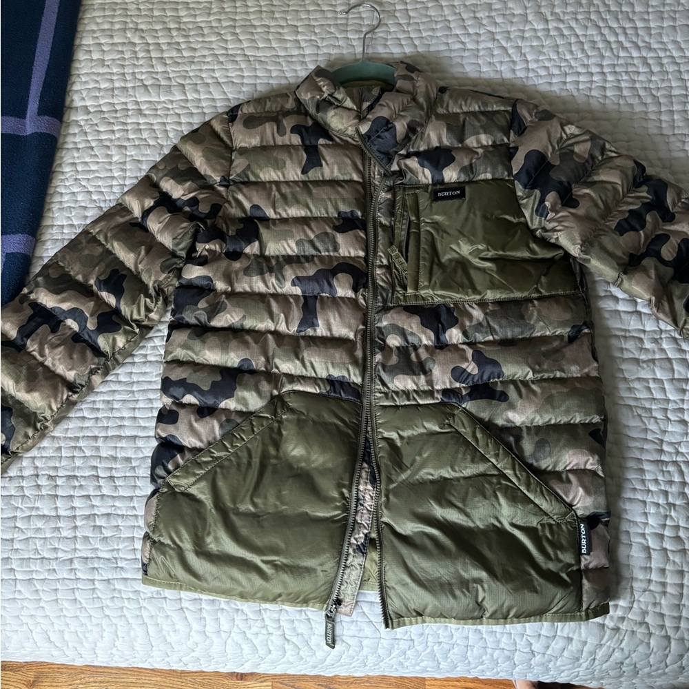 Burton winter coat. Youth XL. Very lightly used - no flaws. Camouflage.